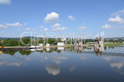 An der Staustufe bei Klingenberg am Main