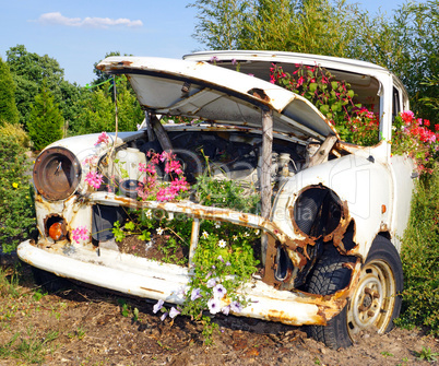 Altes Auto auf dem Schrottplatz