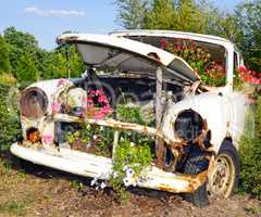 Altes Auto auf dem Schrottplatz