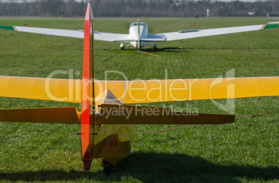 Pull up a glider by a motorized airplane