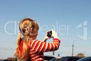 Little girl photographed the urban scene