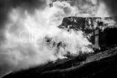 Ein Berg mit Wolken in Norwegen