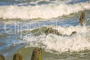 Brandung der Ostsee mit alten Buhnen