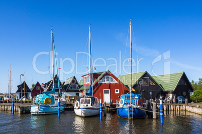 Bootshäuser und Segelschiffe am Bodden
