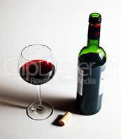 Rotwein Flasche und Glas