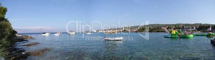 Strand Supetar auf der Insel Brac in Kroatien