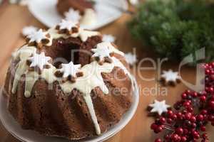 Lebkuchen Gugelhupf mit Zimtsternen