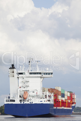 Containerschiff auf dem Nord-Ostsee-Kanal in Kiel, Deutschland