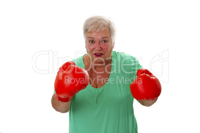 Seniorin mit roten Boxhandschuhen