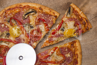 Knife round shape for cutting pizza