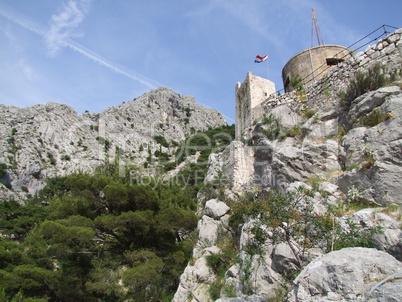 Mirabella Festung und Aussischtsturm in Omis Kroatien