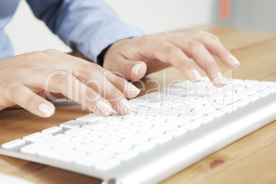 schöne Finger tippen auf Tastatur