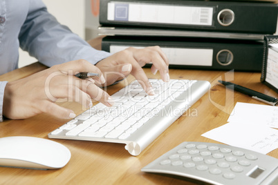 Sekretärin mit Tastatur