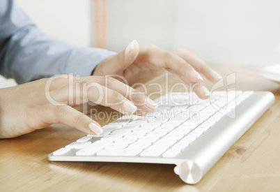 schöne Finger mit Tastatur