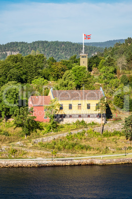 Häuser mit Flagge am Oslofjord