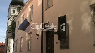Flagge und Denkmal an Haus in Tallinn