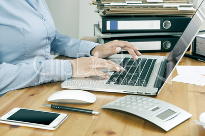 Büroarbeit mit Laptop