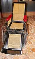 antiker Rollstuhl