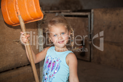 Mädchen spielt Bauernhof Schaufel arbeiten
