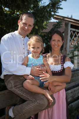 Familie Mann Frau Tochter Tracht Dirndl Kleid