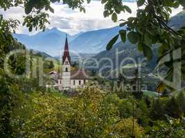 Dorfkirche in den Alpen