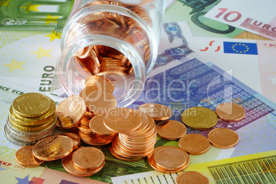 Münzen im Glasfäschchen und Euro Geldscheine
