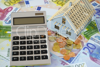 Taschenrechner mit leerem Display auf Euro Geldscheinen