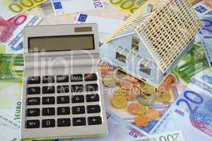 Taschenrechner mit leerem Display auf Euro Geldscheinen