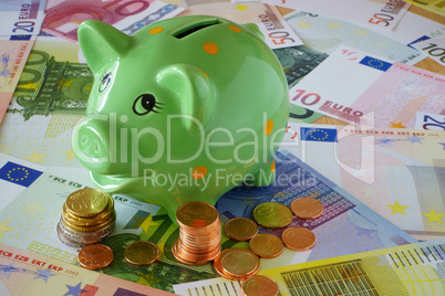 Sparschwein, Euro Geldscheine und Münzen zum Thema Finanzen