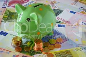 Sparschwein, Euro Geldscheine und Münzen zum Thema Finanzen