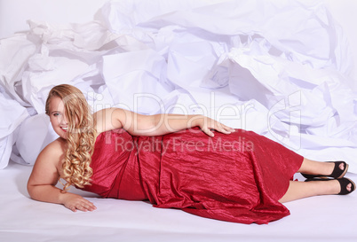 Schöne blonde Frau mit Übergröße in einem eleganten Kleid