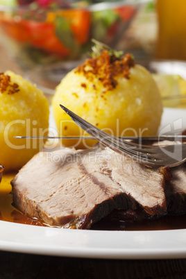 Bayerischer Schweinebraten und Knödel