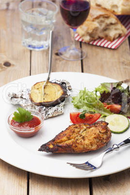 gegrillte Hähnchenbrust mit Salat