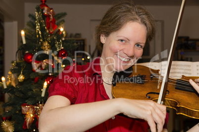 Frau spielt Geige, Woman is playing violin