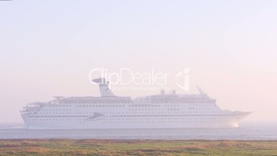 Kreuzfahrtschiff im Nebel