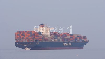 Containerschiff  auf der Elbe