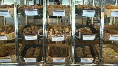 Brot in Körben hinter einer Vitrine