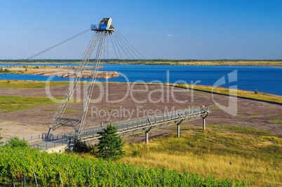 Grossraeschen See und Weinberg - Grossraeschen lake and vineyard 01