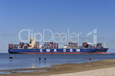 Containerschiff auf der Elbe bei Cuxhaven
