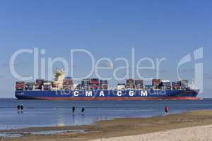 Containerschiff auf der Elbe bei Cuxhaven