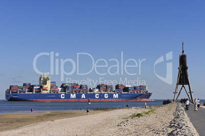 Containerschiff auf der Elbe bei Cuxhaven an Kugelbake
