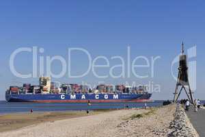 Containerschiff auf der Elbe bei Cuxhaven an Kugelbake