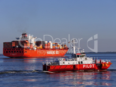 Lotsenboot und Containerschiff