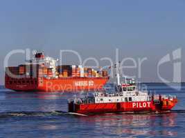 Lotsenboot und Containerschiff