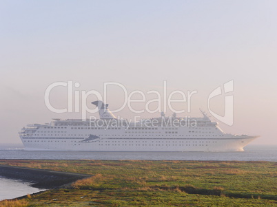 Kreuzfahrtschiff Magellan auf der Elbe