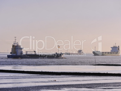Schiffsverkehr auf der Elbe bei Cuxhaven