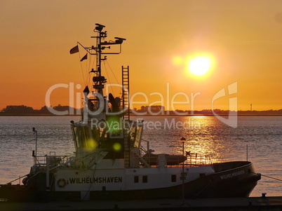 Hafen- und Bergungsschlepper Wilhelmshaven bei Sonnenuntergang