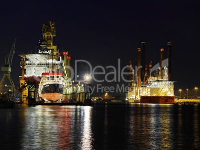 Trockendock in Bremerhaven bei Nacht