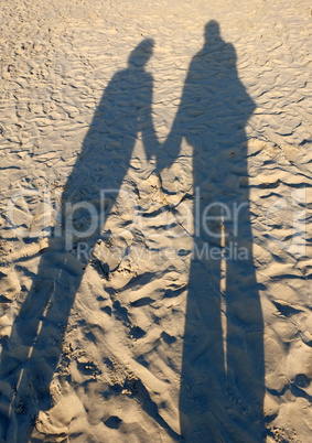 Paar am Strand - Schatten in der Abendsonne