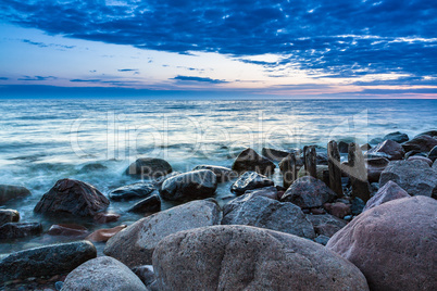 Buhne und Steine an der Ostsee